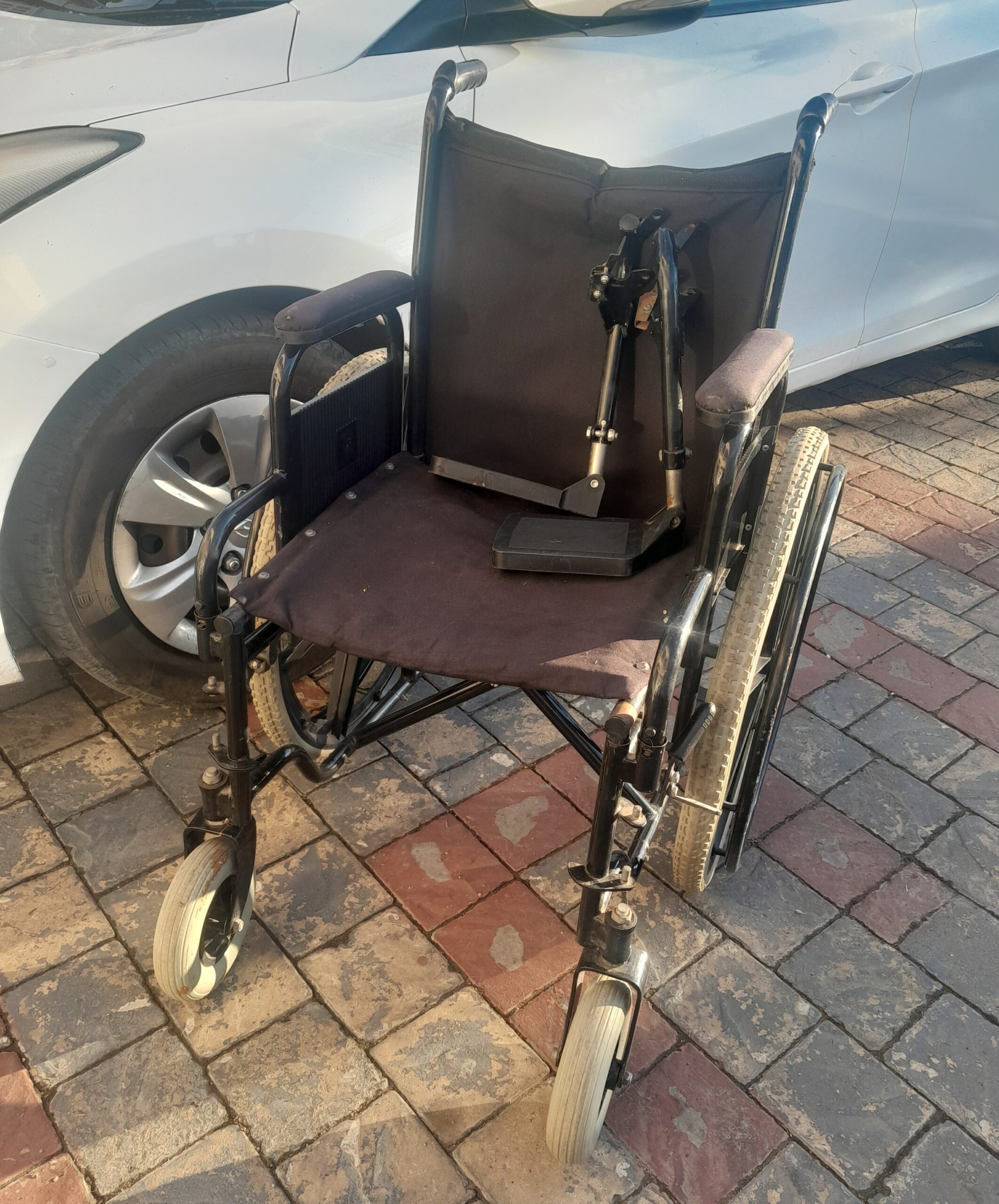 Good condition used wheel chair for sale.