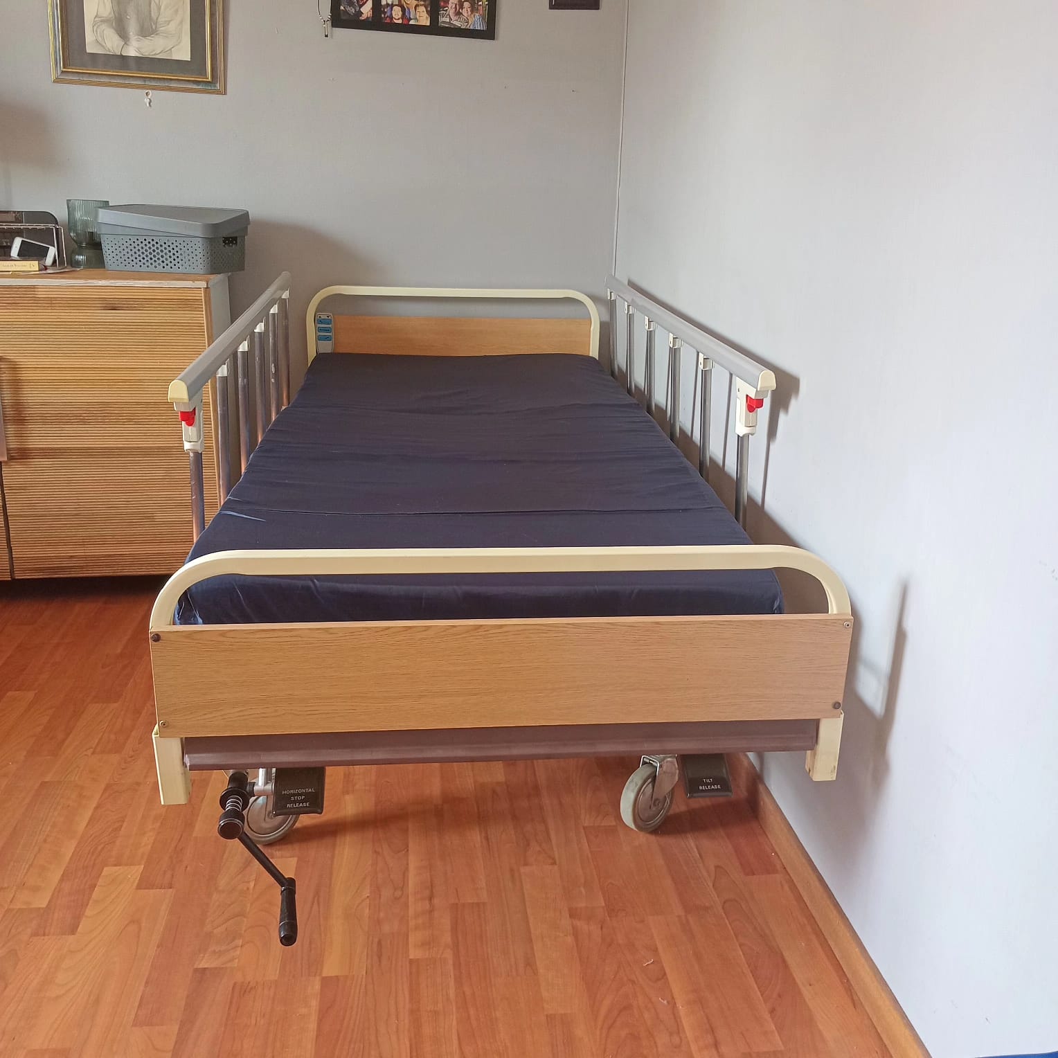 secondhand electric hospital bed for adult c/w mattress –