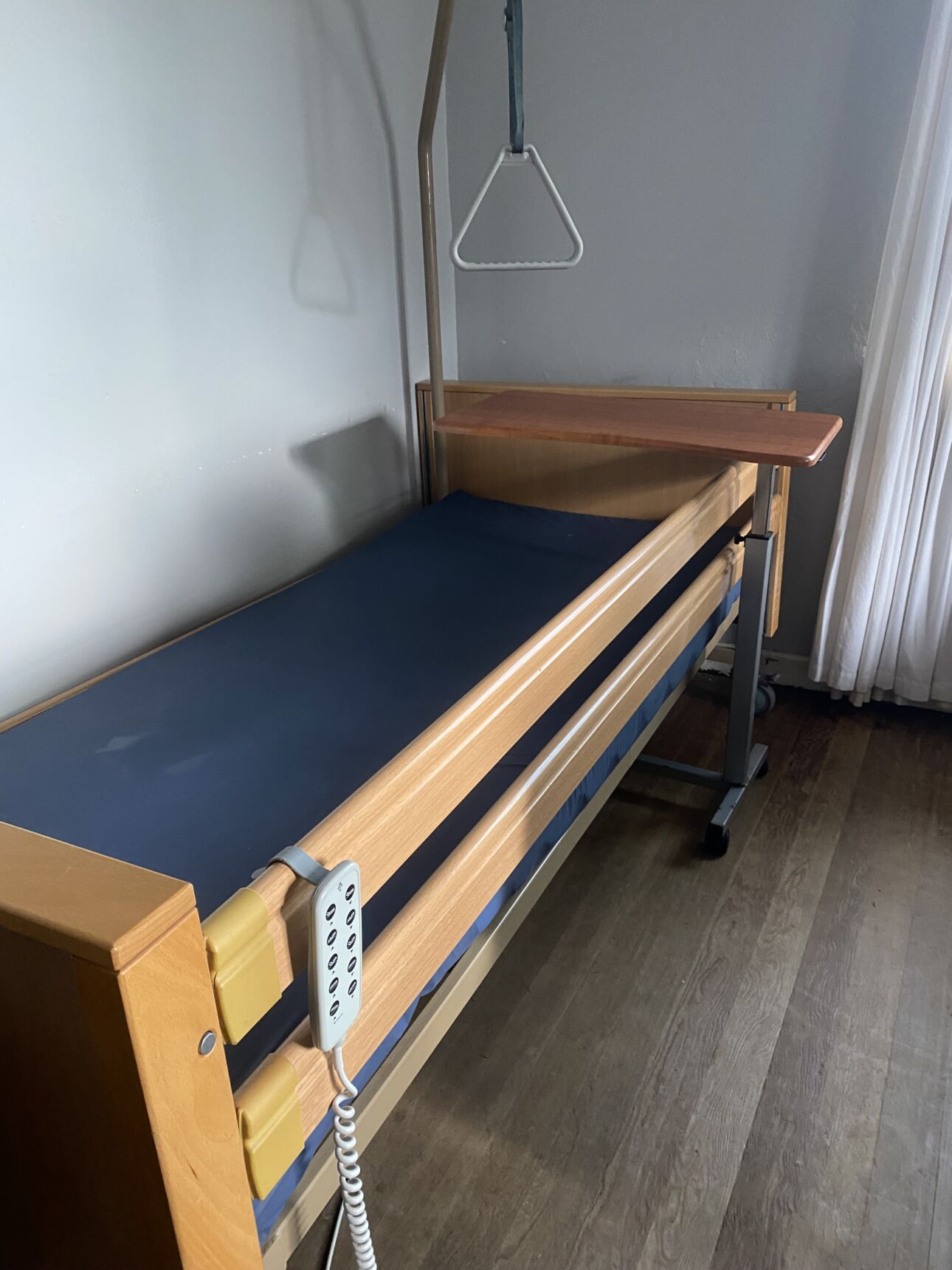 Hospital bed (motorized)with mattress