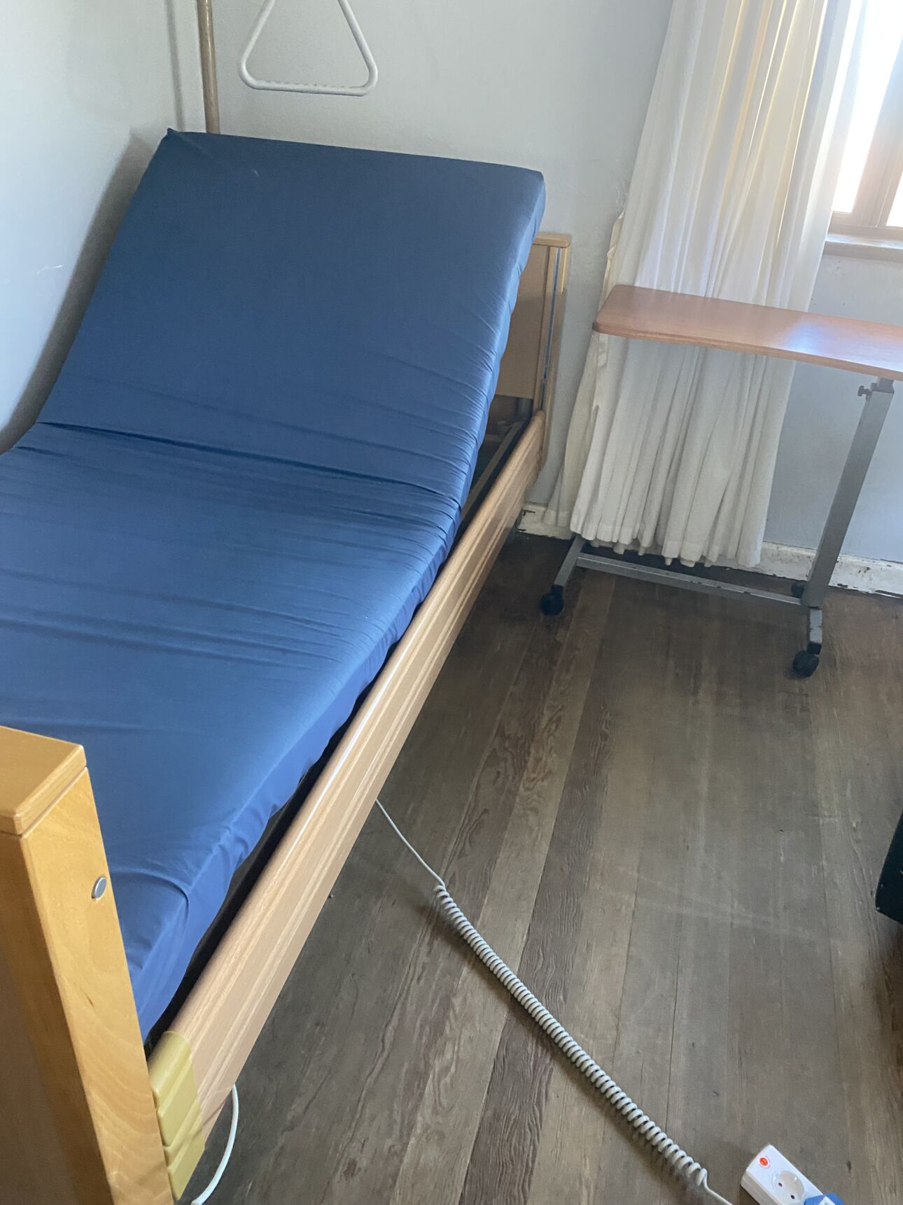 Hospital bed (motorized)with mattress