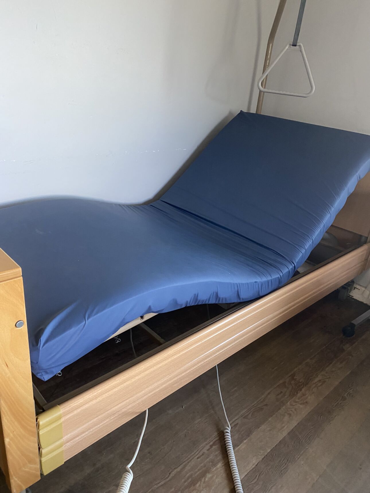 Hospital bed (motorized)with mattress