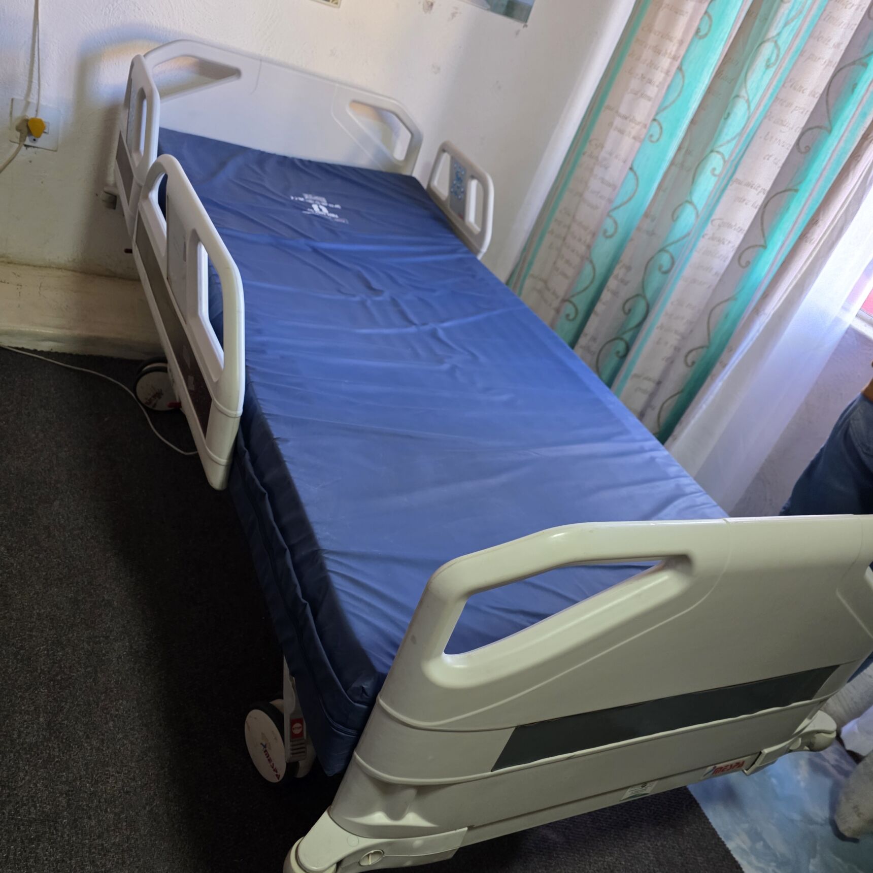 Electric hospital bed