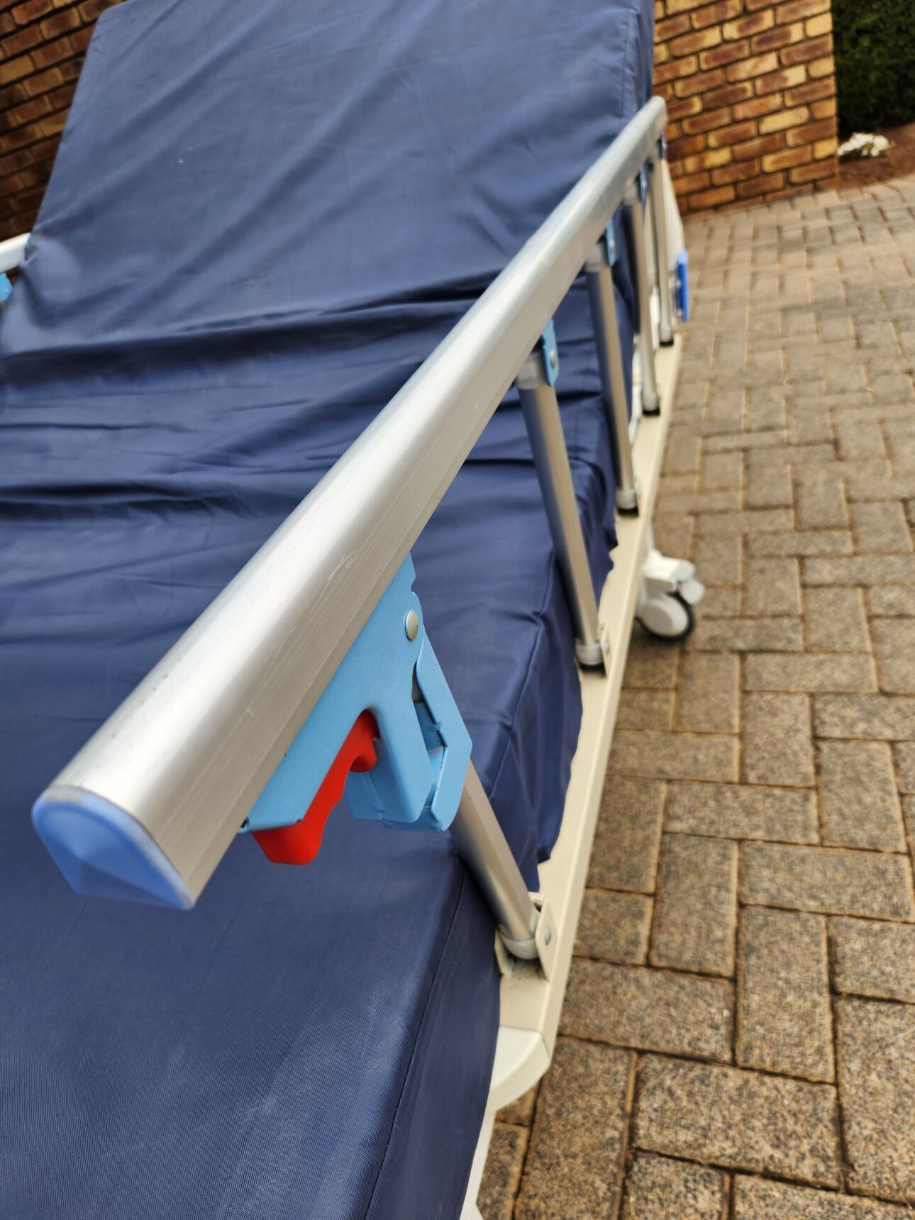 I am selling a hospital 3 tier matras ONLY,NOT THE 1.9m X 90cm X 120mm