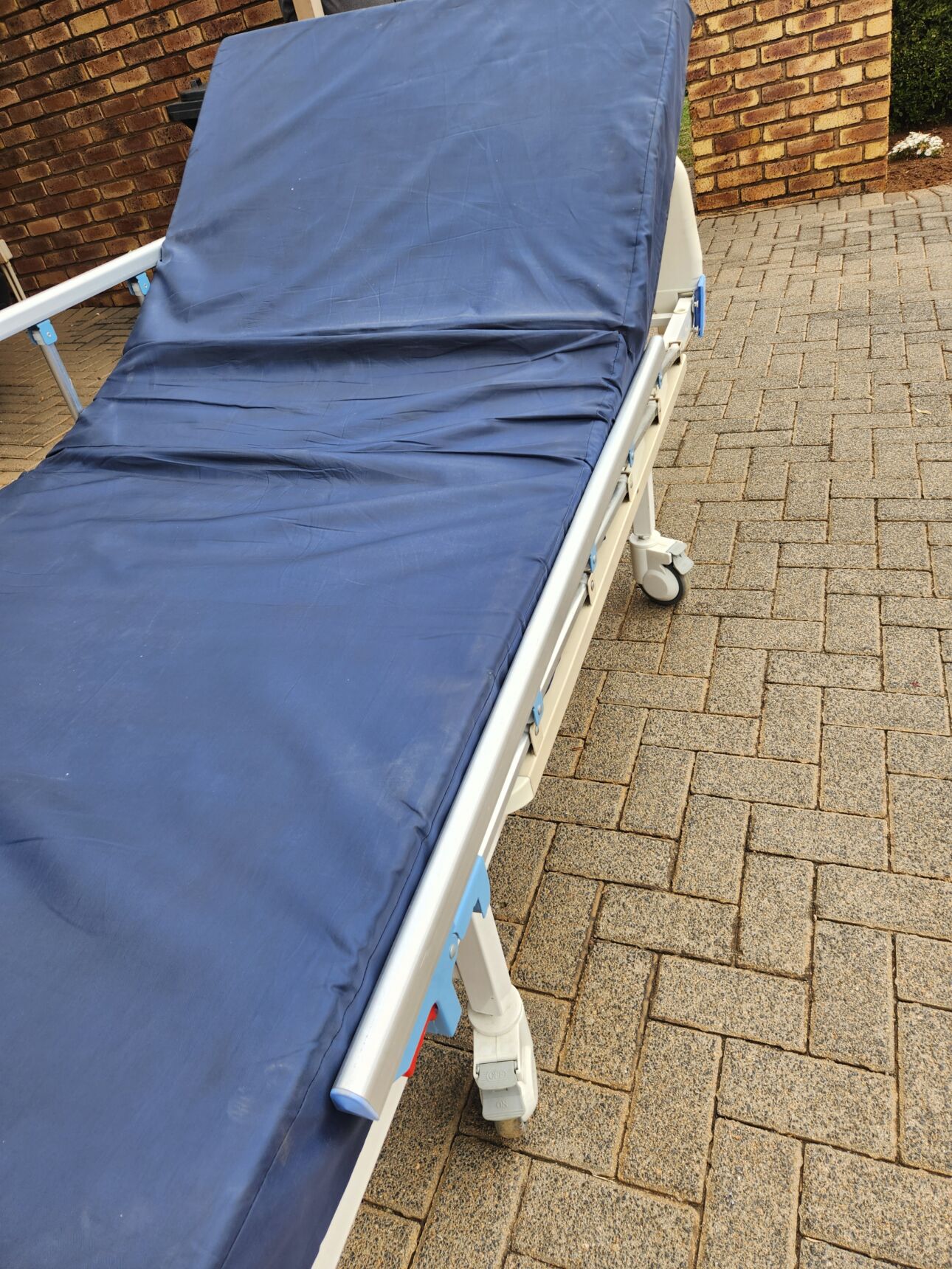I am selling a hospital 3 tier matras ONLY,NOT THE 1.9m X 90cm X 120mm
