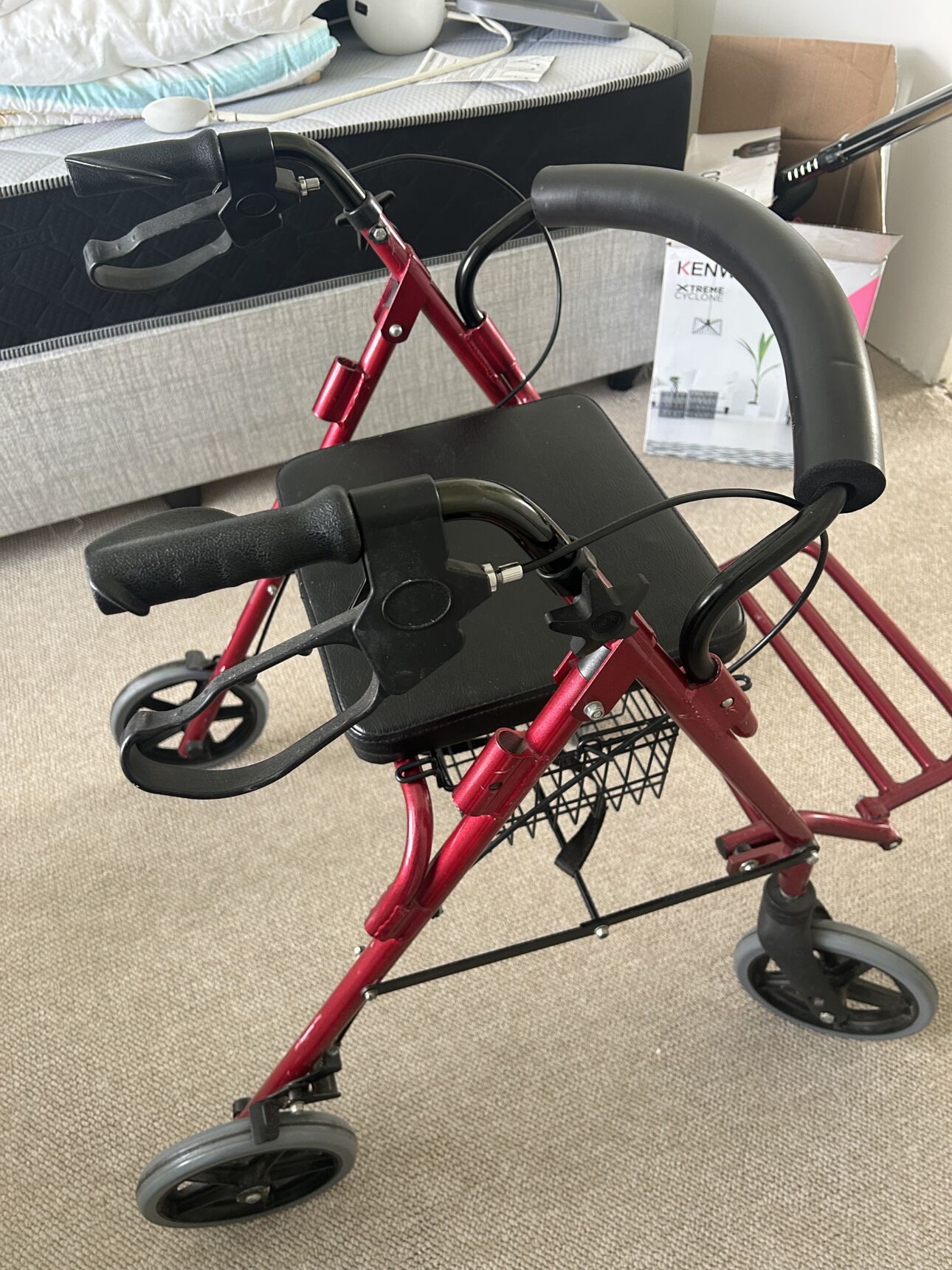 4 wheel walker/rollater with seat, brakes and basket